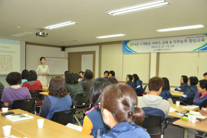 서울도시가스 고객센터 직원들이 직무능력 향상 교육을 받고 있다.