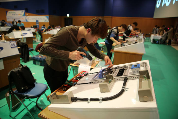 23일부터 25일까지 진행된 `제7회 삼성기능경기대회`에서 전기설비 직종 경기 참가자들이 경기에 임하고 있다.