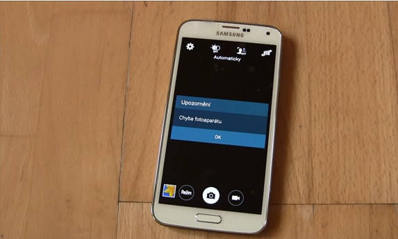 안드로이드 스마트폰 리뷰 등을 다루는 체코 IT 블로그 엑스페리아.CZ의 유튜브 채널에 올라온 갤럭시S5 카메라 에러 메시지 동영상 캡쳐화면