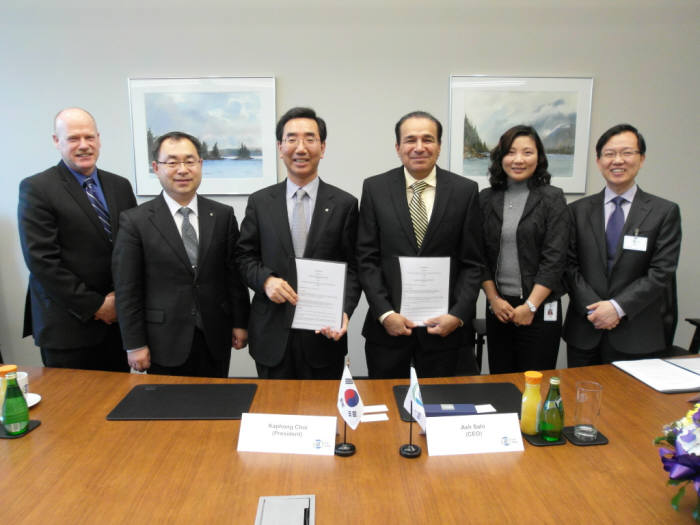 KTC는 캐나다 토론토에서 CSA와 시험성적서 인정 협약을 체결했다. 최갑홍 KTC 원장과 애쉬 사히 CSA 원장(왼쪽 세번째부터) 등 두 기관 관계자들이 기념촬영했다.