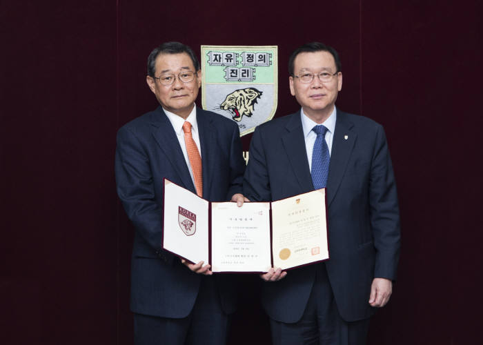 박준구 우신켐텍 대표(사진 왼쪽), 김병철 고려대 총장이 기념촬영을 하고 있다.