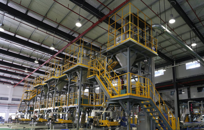 제일모직이 중국 광동성 동관시에 준공한 동관 EP공장에서 휴대폰, TV, 자동차 등에 사용되는 엔지니어링 플라스틱 생산을 본격화했다. 제일모직 동관 EP공장의 생산라인 모습.