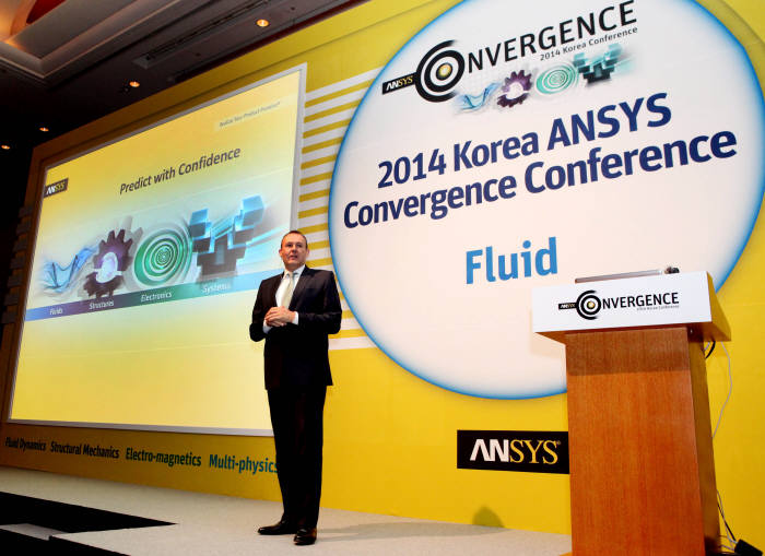 톰 킨터만 앤시스 부사장이 15일 서울 잠실 롯데호텔에서 열린 `2014 코리아 앤시스 컨버전스 콘퍼런스`에서 주제 강연을 하고 있다.