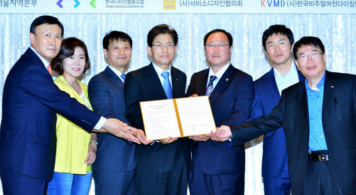 15일 서울 중소기업중앙회 DMC타워에서 열린 `서울시 소상공인 어울림센터 개소식`에서 송재희 중소기업중앙회 상근부회장(왼쪽 네 번째)과 김인호 서울특별시의회 재정경제위원장(〃 다섯 번째)을 비롯한 서울 소상공인 지역회장들이 소상공인회 특화사업 업무협약 후 기념촬영했다. 윤성혁기자 shyoon@etnews.com