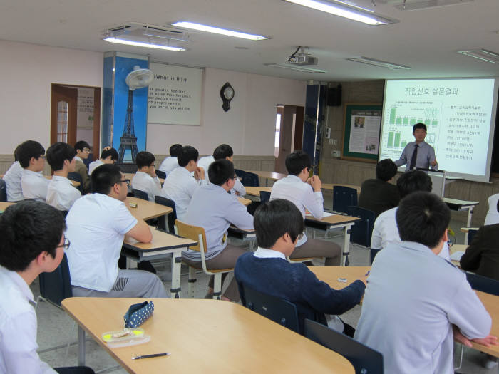 전남대는 지난 14일 광주 진흥고를 방문, 올해 두 번째 ‘전공 알림아리’ 프로그램을 진행했다.