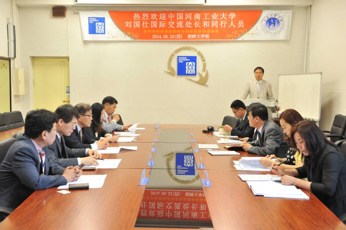 조선대는 22일 본관 회의실에서 중국 하남공업대학교와 복수학위제도에 대한 협약을 체결했다.