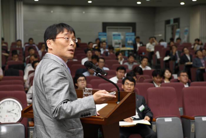 22일 안양 석유공사 본사에서 열린 2014년 석유산업세미나에서 조성렬 국가안전전략연구소 박사가 주제발표하고 있다.