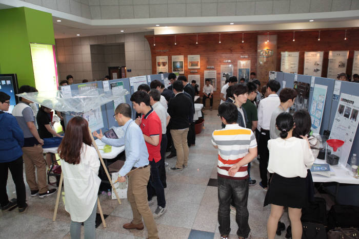 지난 23일 한국기계연구원에서 열린 제6회 소외된 90%를 위한 창의설계 경진대회에서 참가자들이 자신들의 아이템을 패널에 담아 전시했다.