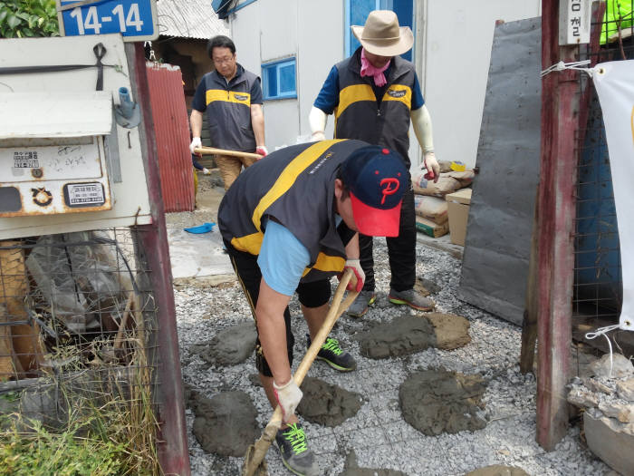KB금융그룹 봉사단원은 경기도 안성 저소득가정을 방문해 활동제약 노인의 주거 편리성 제고를 위한 다양한 봉사활동을 펼쳤다.