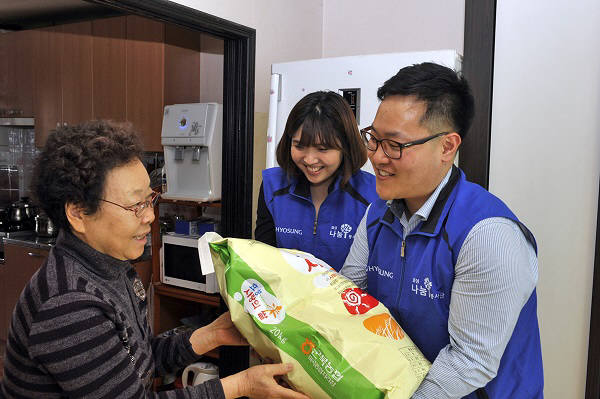 효성그룹 직원들이 마포구 이웃들에게 사랑의 쌀을 전달했다.