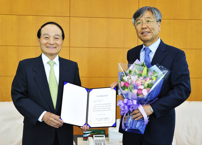 유룡 KAIST 교수(오른쪽)와 오명 에쓰오일 과학문화재단 이사장이 시상식 후 기념촬영했다.