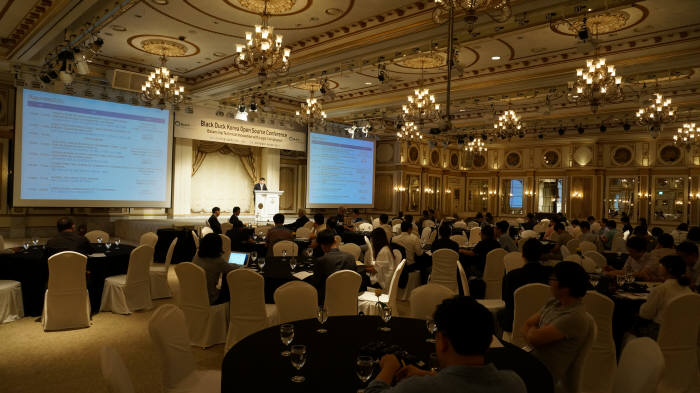 블랙덕소프트웨어코리아는 29일 임피리얼팰리스 서울 호텔에서 `2014 오픈소스 컨퍼런스`를 개최했다. 김택완 블랙덕코리아 대표이사가 환영사를 하고 있다.