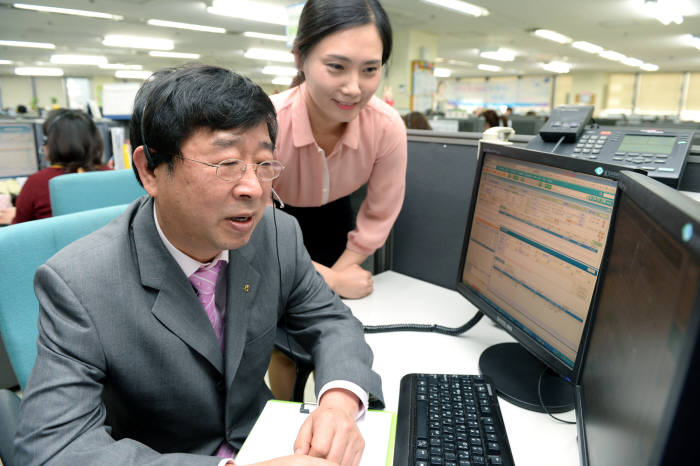 신응환 NH농협카드 사장이 `카드고객행복센터`를 찾아 선진 콜센터 시스템을 체험했다.