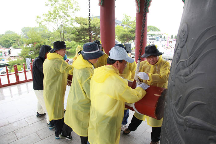 LG디스플레이는 3일 경기도 파주 공장과 임진각에서 한상범 대표를 비롯한 주요 경영진 등 임직원 800여명이 참석한 가운데 목표 필달 결의 대회를 가졌다. 한상범 사장(오른쪽 맨 끝)과 석호진 노조위원장(맞은편)을 비롯한 대표 임직원이 임진각에서 목표 필달 의지를 다지는 종을 울리고 있다.