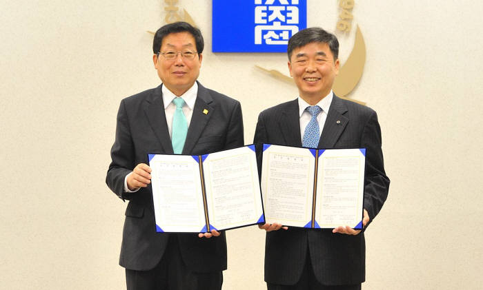 서재홍 조선대 총장(왼쪽)은 11일 지광남 한국산업은행 호남지역본부장과 창업 활성화 및 벤처 생태계 지원을 위한 업무협약을 체결했다.