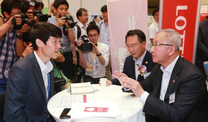 2014 시간선택제일자리 채용박람회 참석한 현오석 경제부총리