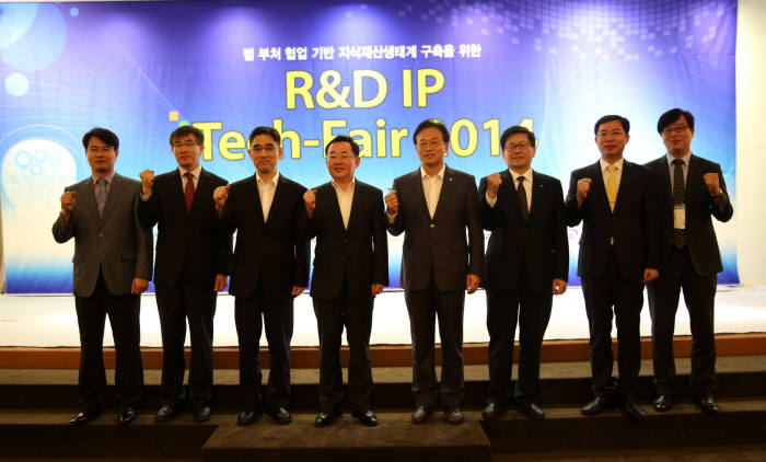 `R&D IP 테크페어 2014`가 지난 4일 열린 가운데 기술사업화 우수 기관과 공로상 수상자, 특허청 관계자들이 기념촬영하고 있다. 왼쪽부터 조원갑 전자부품연구원 본부장, 강 훈 연구성과실용화진흥원장, 김재홍 지식재산전략원장, 이준석 특허청 차장, 선우명호 한양대 부총장, 이승훈 국립안센터 원장, 송용석 국토교통과학기술진흥원 책임연구원, 차성욱 대한무역투자진흥공사 과장.