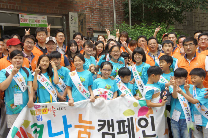 박재홍 한화무역 대표(뒤 두번째 줄 오른쪽 네번째)과 한화무역 임직원, 은혜지역 아동센터 아동들이 봉사활동을 끝낸 후 기념촬영 하고 있다.