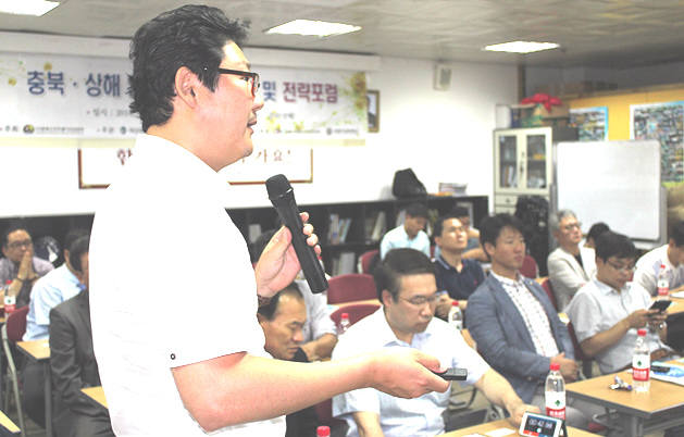 충북의 한 SW기업 대표가 중국 상하이 IT기업인들에게 제품을 발표하고 있다.