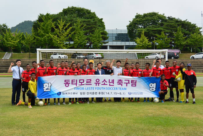 한국가스공사가 후원하는 동티모르 유소년 축구팀이 가스공사 경기지역본부 운동장에서 기념촬영했다.