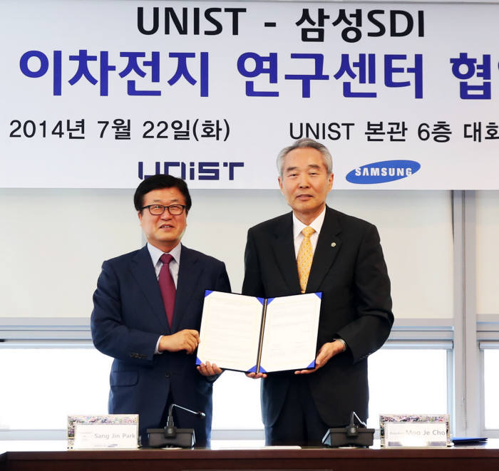 박상진 삼성SDI 사장(왼쪽)과 조무제 UNIST 총장이 차세대 이차전지 개발 협약을 맺었다.