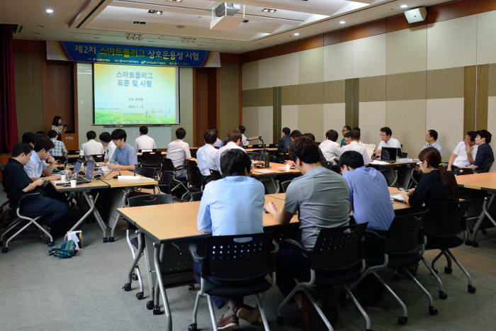 23일 TTA에서 개최된 `스마트플러그 상호운용성 시험 행사`에서 참가자들이 스마트플러그 상호운영성을 검증하고 있다.