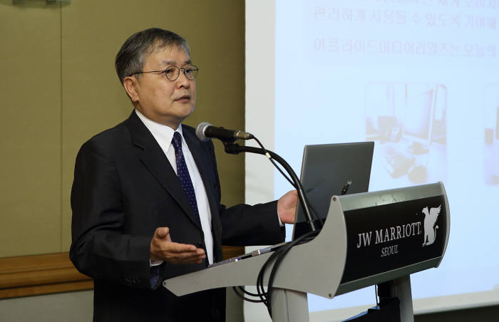 글로벌 장비 전문 업체 어플라이드머티어리얼즈(AMAT)가 국내 시장에서 글로벌 서비스(AGS)와 협력사와의 협업을 강화한다. 사진은 강인두 어플라이드머티어리얼즈코리아(AMK) 지사장.