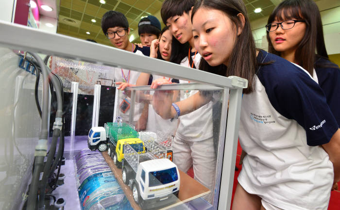 2014 청소년 발명 페스티벌…"무동력 자동 포획 시스템이 뭐지?"