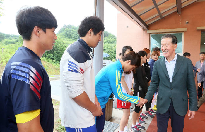 허창수 전경련 회장이 24일 평창 알펜시아 리조트에서 평창동계올림픽을 위해 훈련 중인 봅슬레이 국가대표 선수들과 코치진을 찾아 악수하고 있다.