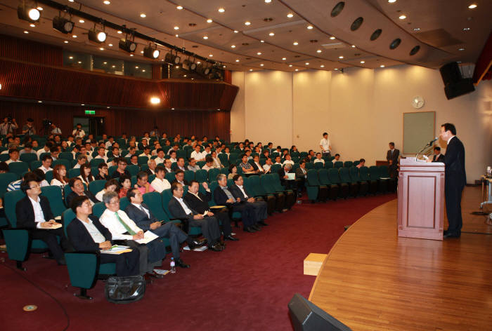 문재도 산업통상자원부 2차관이 시민사회단체, 일반국민 등 관계자 300여명이 참석한 가운데 서울 여의도 국회의관에서 열린 `사용 후 핵연료 공론화 국회토론회`에 참석해 축사를 하고 있다.