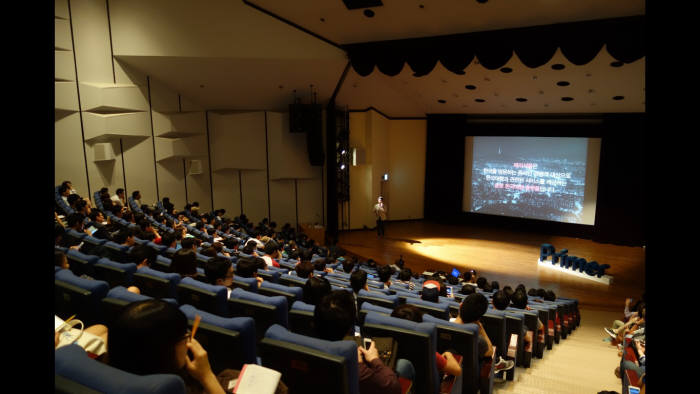 ‘데모데이’는 신생 창업기업들의 데뷔무대로 주목받고 있다. 지난해 8월 서울대학교 문화관에서 열린 ‘2013 프라이머 데모데이’에 한 스타트업 대표가 자신의 서비스를 소개하고 있다.