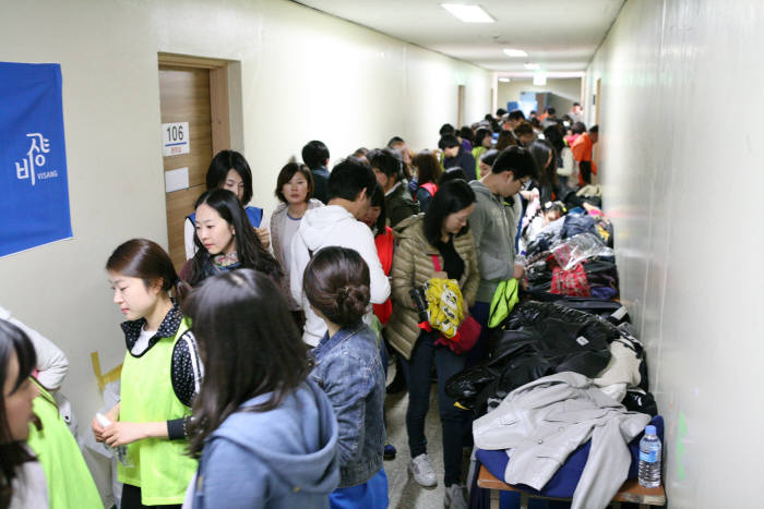 비상교육 사내 바자회 풍경, 올해로 7회째를 맞은 ‘비상 바자회’는 임직원이 자발적으로 기부한 물품을 판매함으로써 나눔과 소통의 장을 만들자는 취지로 시작됐다. 비상교육의 문화와 사명, 지배가치 등을 공유하고 전파하는 사내 모임 ‘비바 메신저(Visang Value Messenger)`가 매년 주도적으로 행사를 이끌고 있다.