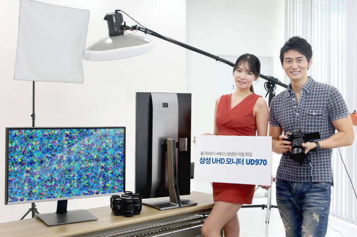 삼성전자는 PLS 패널을 사용한 31.5인치 4K 초고화질(UHD) 모니터 `UD970(모델명 U32D970Q)`를 출시했다고 12일 밝혔다. <삼성전자 제공>