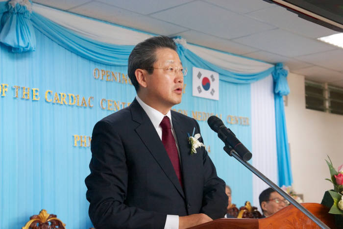 이철희 분당서울대병원 원장이 지난 6일 있은 캄보디아 소아심장센터 개소식에서 축사를 하고 있다.