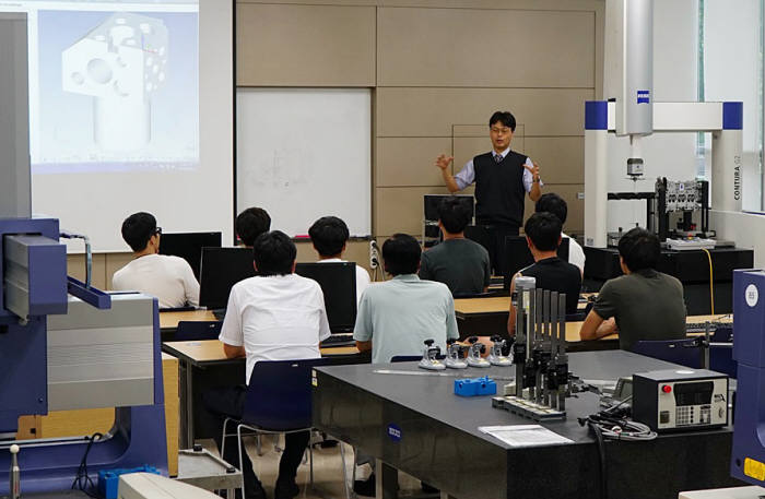 영진전문대학 글로벌캠퍼스 1층에 자리잡은 자이스 공인교육센터에 이 대학 교정측정기술센터 교수와 연구원들이 교육시설을 점검하고 있다.