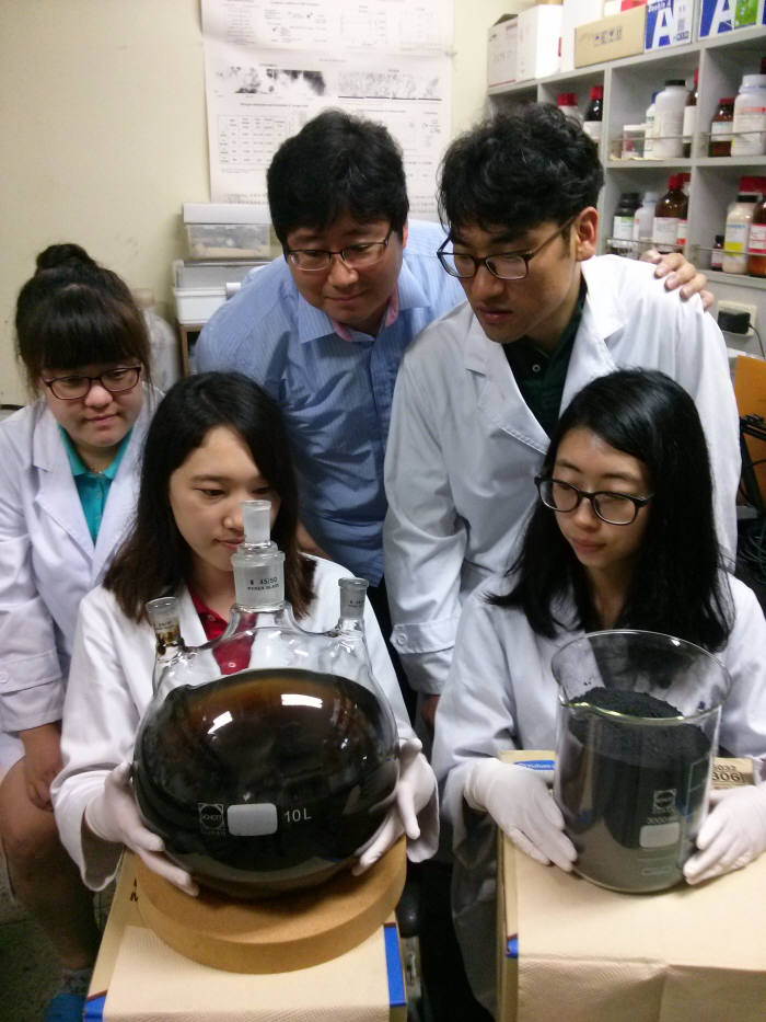 허승헌 한국세라믹기술원 박사(뒷줄 가운데) 연구팀이 그래핀 층수 측정 기술을 활용해 소재 특성을 연구하고 있다.