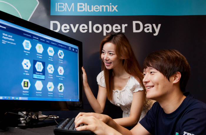 한국IBM은 21일 ‘IBM 개발자 데이’ 에서 클라우드 플랫폼 시장을 공략하기 위해 블루믹스(BluemixTM)를 공개했다. 블루믹스는 개발자들이 애플리케이션 개발과 서비스를 보다 빠르고 쉽게 개발할 수 있도록 지원한다. 한 개발자가 블루믹스 서비스를 사용해 보고 있다