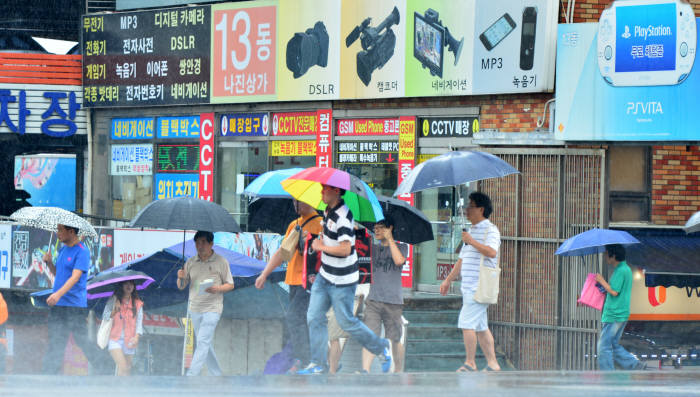 처서 앞두고 비 내리는 용산전자상가