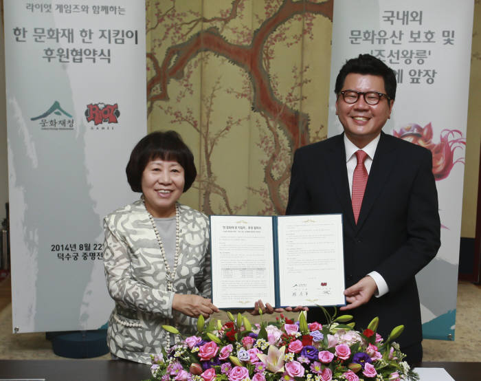 나선화 문화재청장(왼쪽)과 이승현 라이엇게임즈 한국대표가 지난 22일 덕수궁 중명전에서 후원 협약을 체결했다.