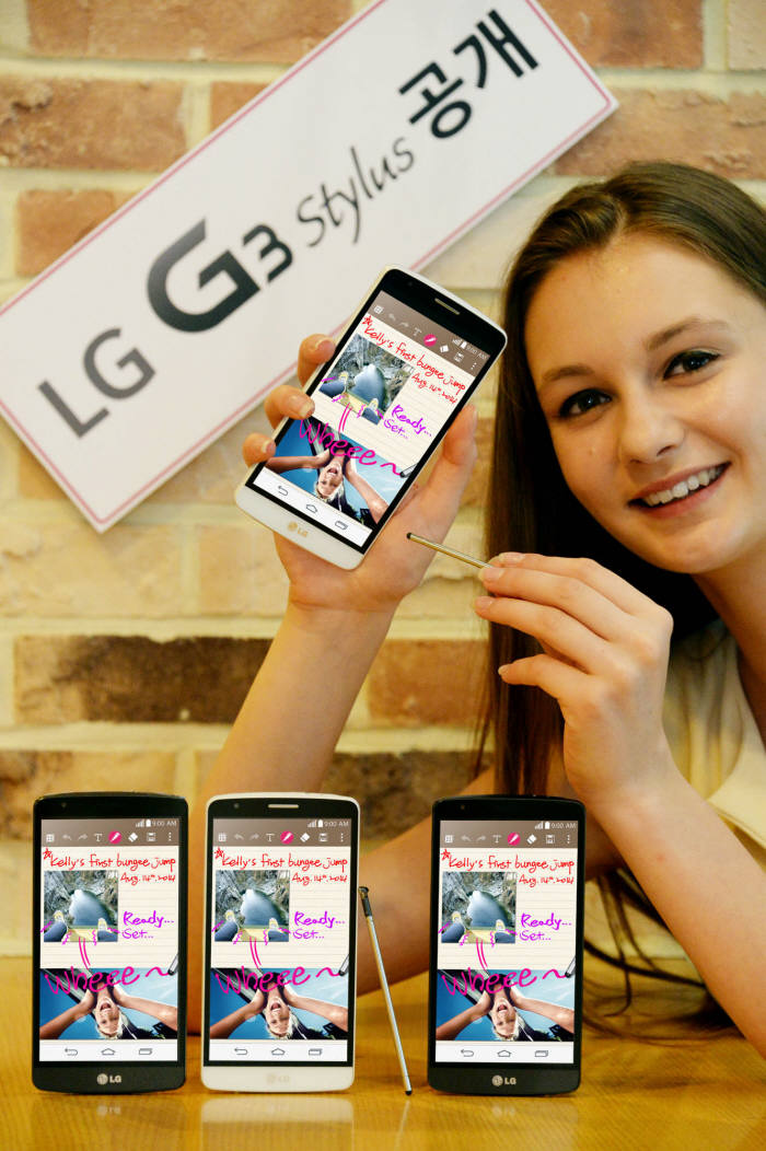 LG전자가 내달 독일에서 열리는 IFA에서 보급형 3G 스마트폰 `LG G3 스타일러스`를 공개한다. 서울 여의도 트윈타워에서 한 외국인 모델이 `LG G3 스타일러스`를 손에 들고 제품을 소개하고 있다.