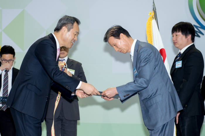 세종파마텍은 국내 산업재산권 증대와 직무발명제도 확산 등의 공적으로 대통령상 표창을 받았다. 지난 5월 열린 제49회 발명의날 기념식에서 박남규 세종파마텍 부사장(오른쪽)이 김영민 특허청장으로부터 표창을 전달받고 있다.