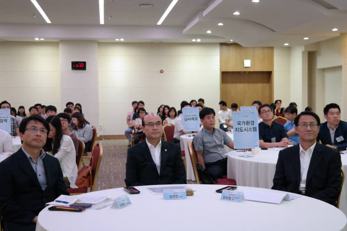 환경부는 27일 서울대학교 글로벌공학교육센터에서 ‘환경정보 활용 창업대회’를 가졌다. 정연만 환경부 차관(가운데)이 대회 참가자들과 함께 창업 아이디어 설명을 듣고 있다.