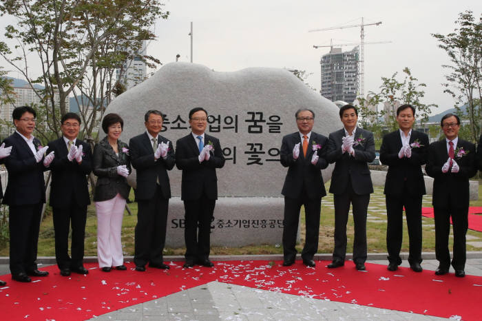 중소기업진흥공단은 28일 경남 진주에서 신사옥 준공 및 이전 기념식을 개최했다. 박철규 중진공 이사장(왼쪽 다섯 번째)을 비롯한 내빈들이 준공석 제막 후 기념촬영했다.