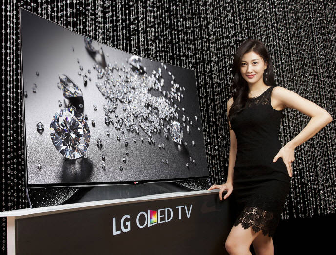 LG전자는 주얼리 브랜드 스와로브스키의 크리스탈 디자인을 적용한 올레드(OLED) TV를 비롯 OLED TV를 대거 전시한다. LG 모델이 스와로브스키의 디자인을 적용한 올레드 TV와 함께 포즈를 취하고 있다.