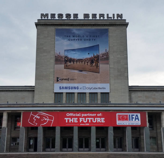 삼성전자가 `IFA 2014`를 맞아 독일 베를린 메세 전시장에 설치한 자사 `커브드 UHD TV` 옥외광고 <사진=삼성전자>