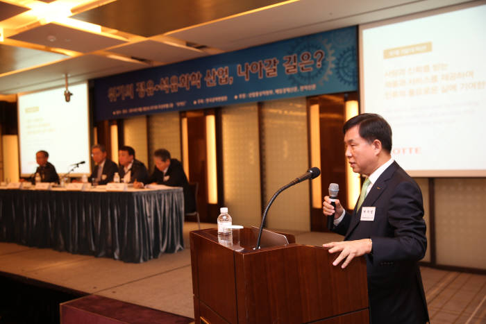 3일 한국공학한림원 주최 ‘위기의 정유·석유화학산업, 나아갈 길은’이라는 주제로 서울 조선호텔에서 열린 에너지포럼에서 허수영 롯데케미칼 사장(맨 오른쪽)이 주제발표 하고 있다.