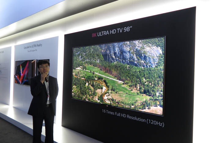 LG전자가 IFA 2014에 공개한 98인치 8K UHD TV