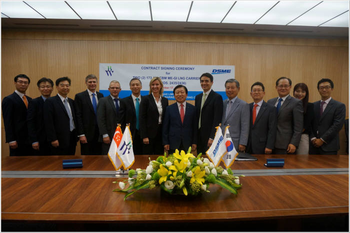 지난 17일(현지시각) 싱가포르에서 열린 친환경 LNG 운반선 계약식에서 고재호 대우조선해양 사장과 안드레아스 소멘-파오 BW 그룹 사장(오른쪽 일곱 번째부터) 등 양사 관계자들이 계약식 후 기념촬영했다.