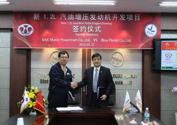 김경운 블루플래닛 대표(왼쪽)이 한영귀 베이징자동차그룹 부사장과 신규엔진 개발 계약을 체결하는 모습.