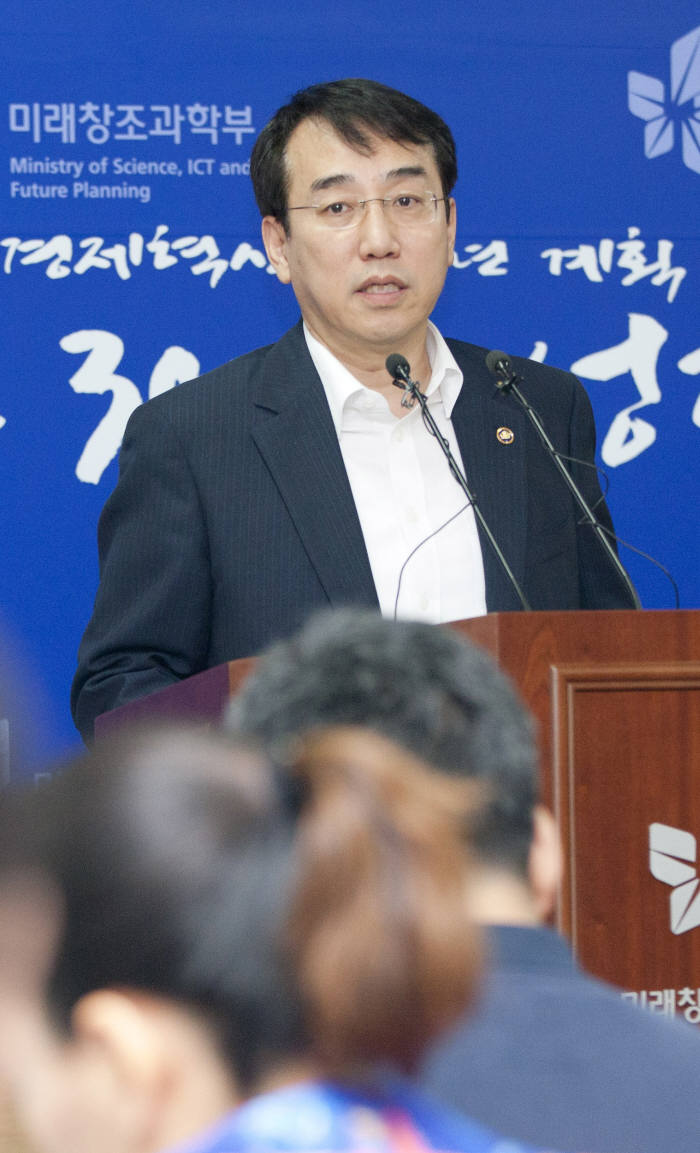 이석준 미래창조과학부 제1차관이 22일 경기도 과천시 정부과천청사 미래부 기자실에서 `2015년 창조경제 및 미래부 예산안` 관련 브리핑을 하고 있다. <미래부 제공>